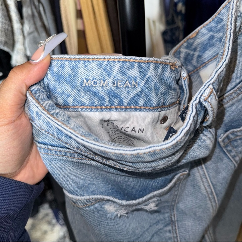 American Eagle Mom Jean Blue Light Wash Distressed Womens Size 6 EUC - Picture 7 of 13